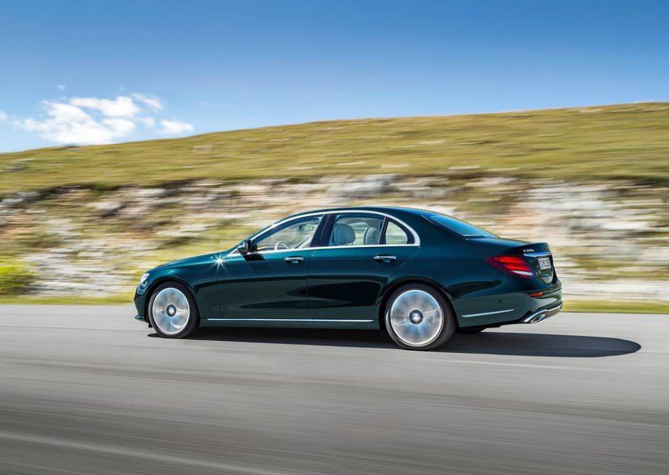 <p>Avrupa'da ilk etapta bir benzinli bir de diesel motor seçeneği bulunacak olan aracın E200 seçeneği 2 litre hacimli benzinli motordan 184 beygir güç, 300 Nm tork alabilirken E220d'nin aynı hacimli Diesel motoru 195 beygir güç, 400 Nm tork üretebiliyor.</p>
<p> </p>