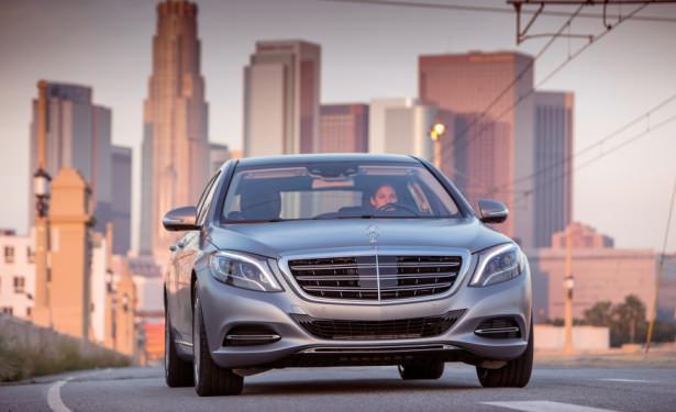 <p><span style="color:rgb(0, 0, 0)">5.453 mm uzunluk ve 3.365 mm dingil mesafesiyle otomotiv dünyasında yepyeni bir dönem başlatan Mercedes-Maybach S-Serisi, güvenlik, verimlilik ve sessizlik gibi pek çok teknik özellik açısından otomotiv mühendisliğinin doruk noktasına ulaşarak lüks segmentte çıtayı bir adım daha öteye taşıyor.</span></p>