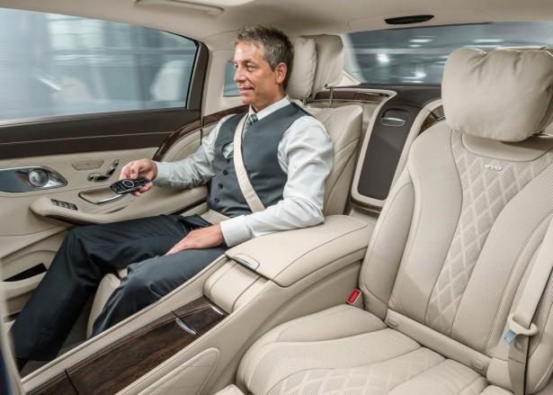 <p><span style="color:rgb(0, 0, 0)">Mercedes-Maybach S-Serisi’nin dış tasarımında dikkat çeken bir diğer özelliği ise arka kapısının S-Serisi’ne göre 66 mm kısaltılmasıyla arka koltukların kapı çizgisinin gerisinde kalarak gizlilik ve ayrıcalık hissi yaratması. </span></p>
