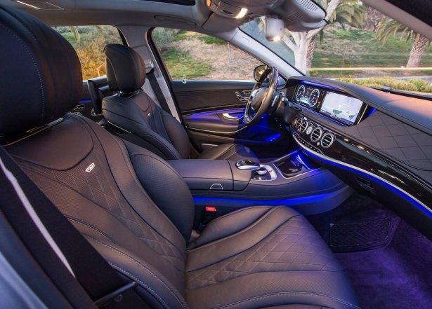 <p><span style="color:rgb(0, 0, 0)">Mercedes-Maybach S-Serisi’nin iç mekanında ön koltuklar arasındaki nappa deri kaplı kol dayanağı üzerine işlenmiş Maybach armaları dikkat çekiyor. </span></p>