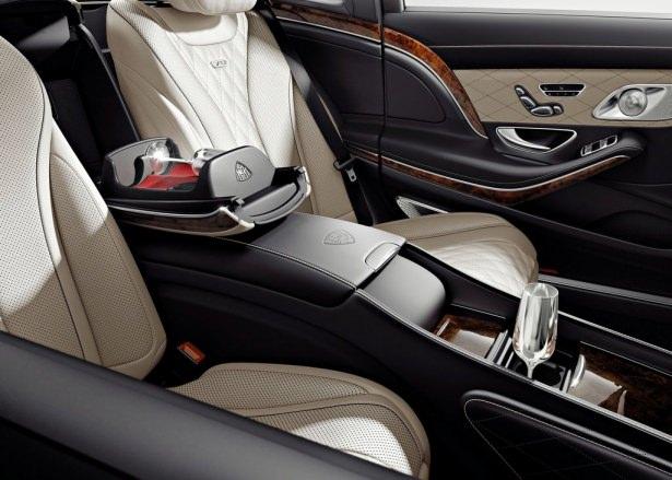 <p><span style="color:rgb(0, 0, 0)">Mercedes-Maybach S-Serisi’nin özel şoförlü kullanımı için ideal olan yeni ses seviyesi kontrol sistemi ise ön tarafta oturanların arka taraftaki yolcularla iletişim kurmasını kolaylaştırıyor. </span></p>