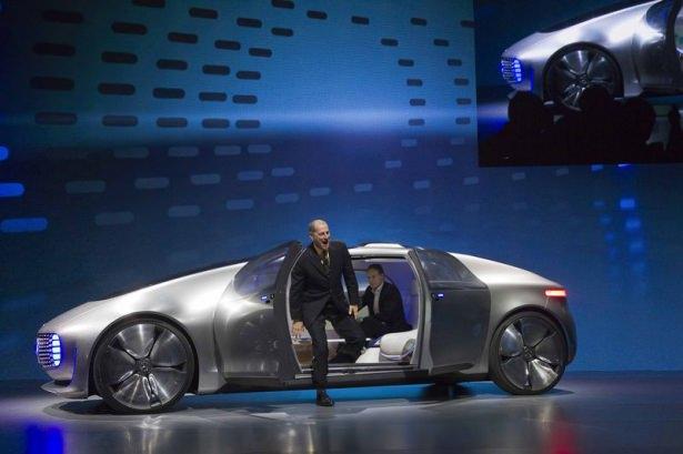 <p>Las Vegas'ta 2015 Uluslararası Elektronik Tüketiciler Fuarı'nda görücüye çıkan Mercedes Benz F 015 Luxury in Motion özelliklerinin yanı sıra fütüristik tasarımıyla da beğeni topladı.</p>
