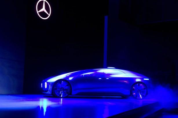 <p>İç ve dış tasarımında aydınlatmada kullanılan LED ışıklarla dikkat çeken Mercedes Benz F 015, iki renk seçeneğiyle çalışıyor.</p>
