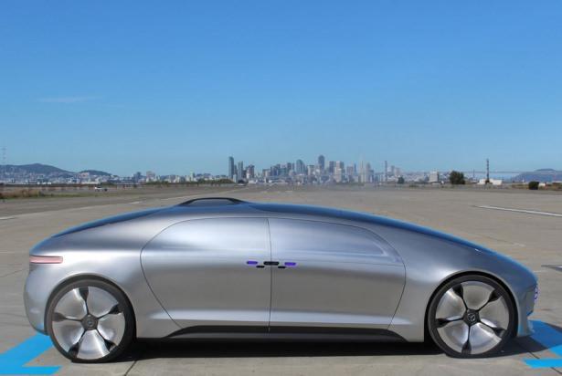 <p><span style="color:rgb(88, 88, 88)">Tasarımında kullanılan LED ışıklar aracı oldukça şık göstermiş. Mercedes Benz F 015, iki farklı renk seçeneğiyle son kullanıcıya ulaşacak.</span></p>
<p> </p>