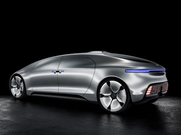 <p>Geleceğin aracı olarak lanse edilen Mercedes Benz F 015'ler otomatik sürücü modunda mavi, manuel sürücü modunda ise beyaz ışıkla aydınlatılıyor.</p>