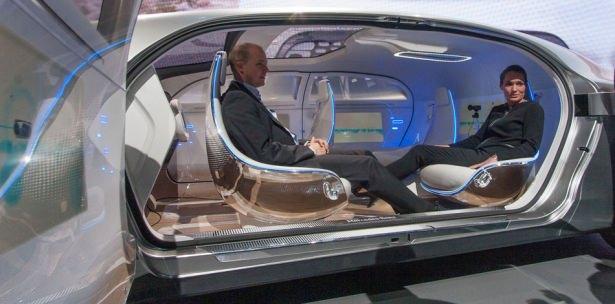 <p>Yüksek teknoloji ile donatılmış aracın sahip olduğu bu özelliklerin yanısıra konforuyla da öne çıkan Mercedes Benz F 015, iç tasarımıyla ev konforunu aratmıyor.</p>