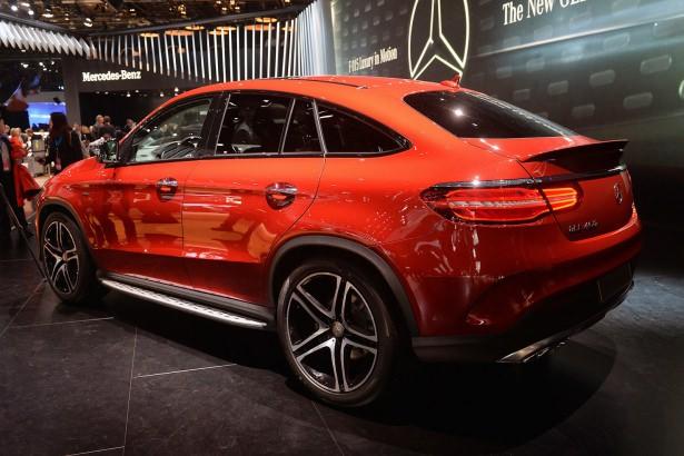<p>Eylül 2015 itibariyle Türkiye’de satışa sunulacak Mercedes-Benz GLE Coupe, bir coupe aracın sportif ve dinamik tasarımı ile bir SUV aracın güçlü, çarpıcı ve çok yönlü özelliklerini bir arada sunuyor.</p>