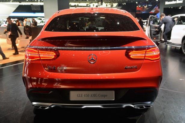 <p>Sportif coupe ile güçlü SUV’nin birleşimi</p>
<p>Mercedes-Benz, yepyeni modeli Mercedes-Benz GLE Coupe ile bir coupe aracın sportif ve dinamik tasarımını, bir SUV aracın güçlü, çarpıcı ve çok yönlü özellikleri ile bir arada sunuyor. </p>