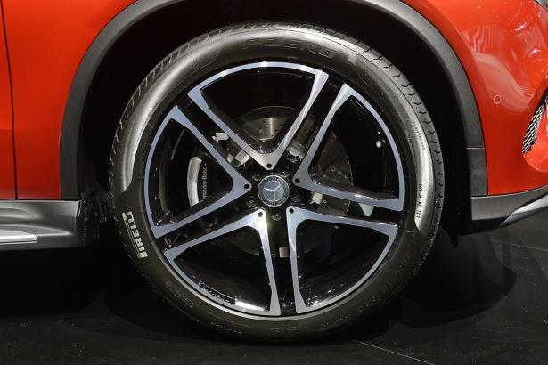 <p>Mercedes, BMW’nin 2008 yılında piyasaya çıkardığı ve markanın SAV (Sport Activity Coupe) sınıfı olarak nitelendirdiği X6 modelinin karşısına GLE’yi yollara çıkarmaya hazırlanıyor. Görünüş olarak X6’ya oldukça benzeyen model, 4900mm uzunluğa, 2003mm genişliğe ve 1731mm yüksekliğe sahip. Ön tarafı alıştığımız Mercedes tasarımlarına benzeyen modeldeki asıl farklılık arka tarafta yapılmış. Sportif tavan çizgisi, krom süslemeler, çift çıkışlı egzoz sistemi ve standart olarak sunulan 20 inç alaşım jantlar araçta öne çıkan detaylardan sadece birkaçı…</p>