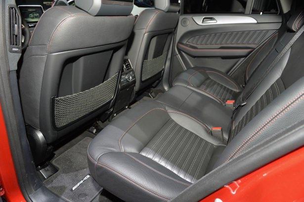 <p>AIRMATIC adı verilen havalı süspansiyonlara sahip olacak olan GLE, dokuz ileri otomatik şanzımanla satışa sunulacak ve INDIVIDUAL, COMFORT, SLIPPERY, SPORT ve SPORT+ sürüş modlarına sahip olacak.</p>
