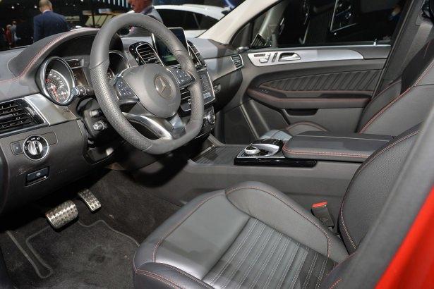 <p>Mercedes GLE, dört farklı motor seçeneğiyle satışa çıkacak. GLE350d 4 MATIC versiyonda 258 beygir gücüne ve 620 Nm torka sahip olan dizel bir motor, GLE 400 4MATIC versiyonda 3.0 litrelik twin turbo V6 motor bulunacak. Bu ünite de 333 beygir gücüne ve 480 Nm torka sahip olacak.</p>