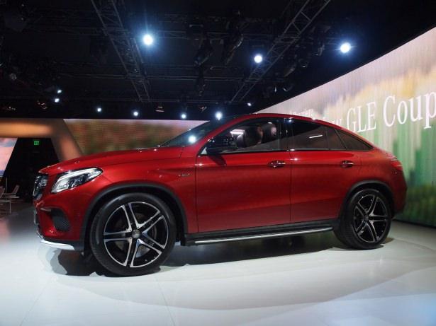 <p>Mercedes-Benz’den Detroit’e özel 6 yeni model</p>
<p>ABD ve dünyanın en önemli fuarlarından NAIAS – Detroit Otomobil Fuarı’nda yeni GLE Coupe, GLE 450 AMG Coupe ve GLE 63 AMG Coupe dışında C 350 Plug-In Hybrid, C 450 AMG ve CLA Shooting Brake modelleri de ilk kez dünyaya tanıtıldı. Ayrıca Mercedes-Benz’in teknolojik liderliğinin ve otomotiv sektöründeki öncü rolünün başlı başına bir kanıtı olan konsept aracı “F015 Luxury in Motion” da ilk kez Detroit Otomobil Fuarı’nda sergilendi.</p>