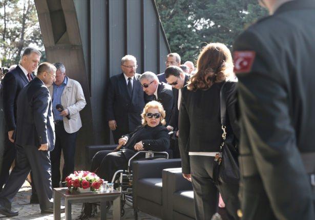 <p>Ankara'dan gelen Turgut Özal Üniversitesi öğrencileri de "8. Cumhurbaşkanı Turgut Özal'ı rahmetle anıyoruz" yazılı pankart açtı.</p>