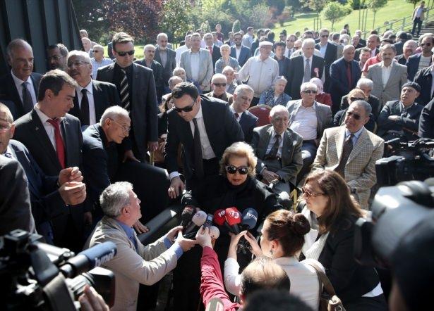 <p>Bu arada, Efe Özal'ın kızı Serra Özal, merhum Cumhurbaşkanının kabrine karanfil bıraktı. Törene tekerlekli sandalye ile katılan Semra Özal'ın yaklaşık bir ay önce dizlerinden bir operasyon geçirdiği öğrenildi.</p>