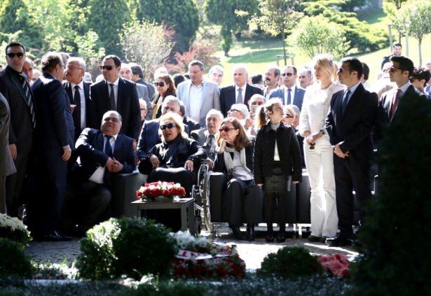 <p>Katılımcıların Özal ailesine taziyelerini ilettiği tören, Amir Ateş Grubu tarafından Özal'ın kabri başında okunan Mevlid-i Şerif ile sona erdi.</p>