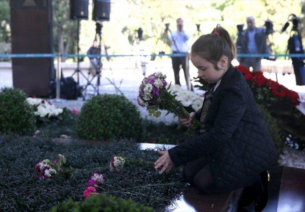 <p>Özal, bir gazetecinin, "Sizce kendisi anlaşılabildi mi?" şeklindeki sorusu üzerine, "Herhalde. Daha iyi anladılar sonra. Hiçbir şey konuşmak istemiyorum. Rahatsızım görüyorsunuz." dedi</p>

