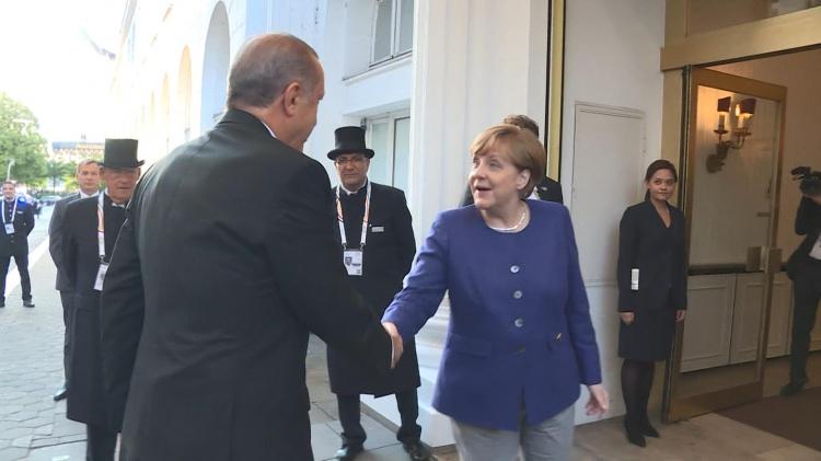 <p>Erdoğan, G20 Liderler Zirvesi'ne katılmak için geldiği Hamburg'da, ilk olarak Merkel ile bir araya geldi.</p>
