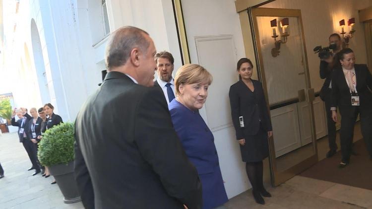 <p>Merkel Erdoğan'ı kapıda karşıladı.</p>
