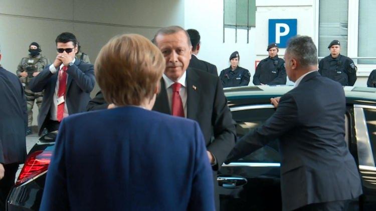 <p>Cumhurbaşkanı Erdoğan ve Almanya Başbakanı Merkel, basının karşısında el sıkıştıktan sonra görüşmeye geçti.</p>
