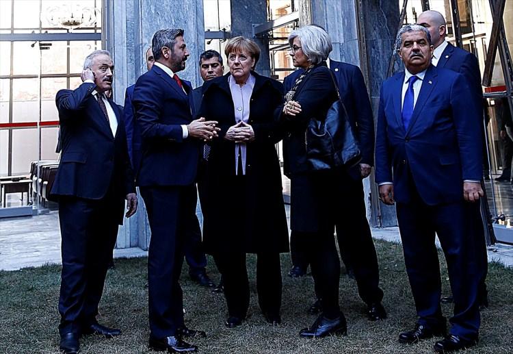 <p>Cumhurbaşkanı Recep Tayyip Erdoğan ile Külliye'de görüşen Angela Merkel ardından TBMM'ye geçti.</p>

<p>Burada TBMM Başkanvekili Ahmet Aydın tarafından karşılanan Merkel'e 15 Temmuz gecesi FETÖ'cü hainlerin bombaladığı yerler gezdirildi ve o akşam yaşananlar anlatıldı.</p>
