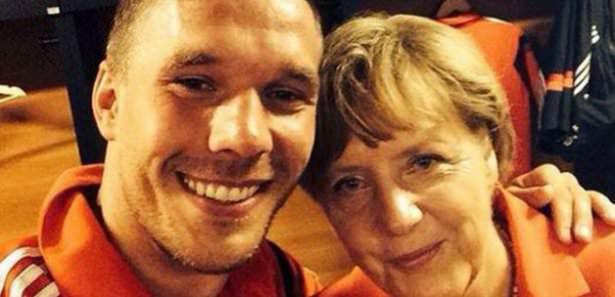<p><strong>Başbakan Angela Merkel futbolcuları soyunma odasında ziyaret etti.</strong></p>