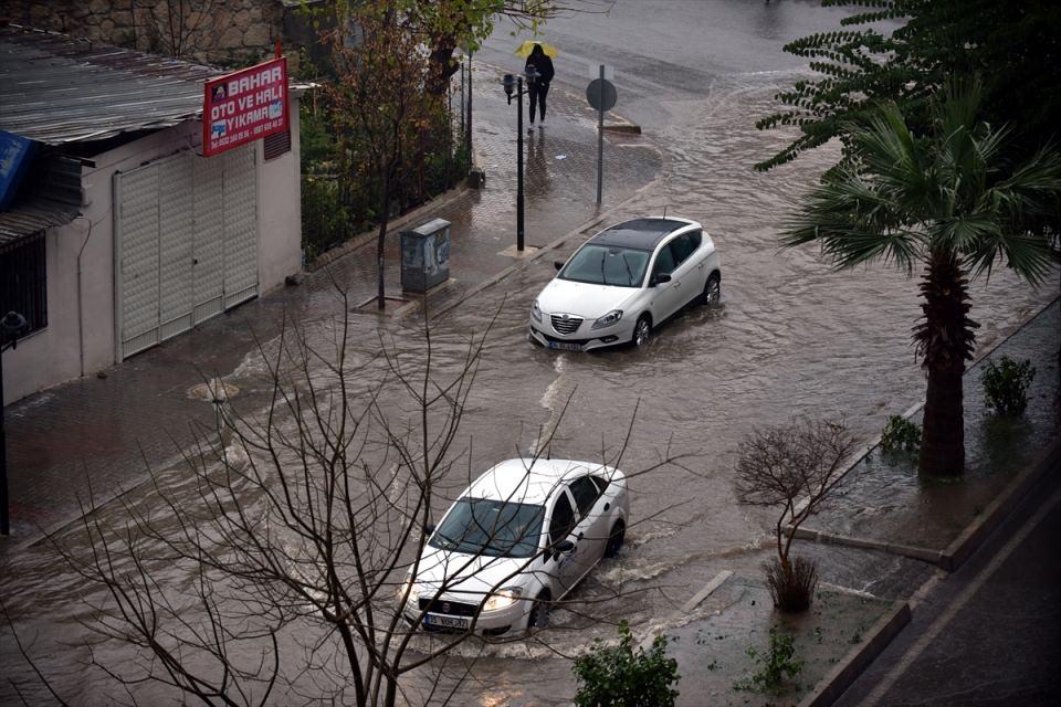 <p>Kentte gece saatlerinden itibaren etkisini gösteren kuvvetli yağış nedeniyle birçok cadde sular altında kaldı. </p>
