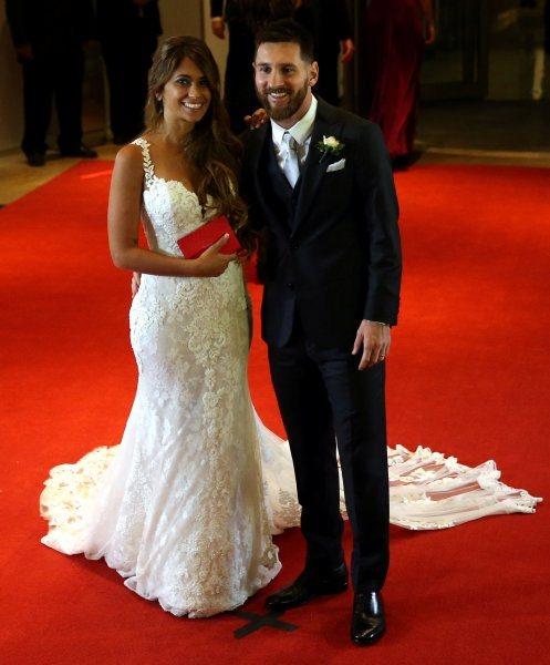 <p><span style="color:rgb(127, 127, 127)">Dünya tarihinin en iyi futbolcularından olarak gösterilen Lionel Messi, uzun süredir birlikte olduğu kız arkadaşı ve iki çocuğunun annesi Antonella Roccuzzo ile görkemli bir düğün ile dünya evine girdi.</span></p>
