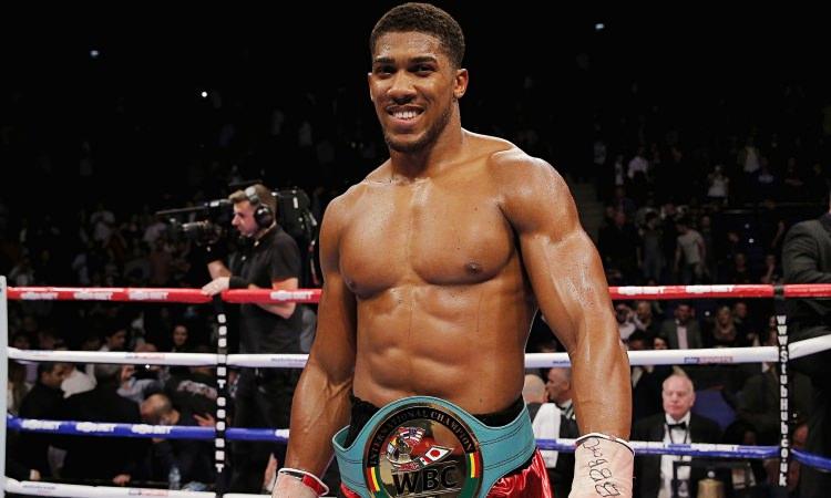 <p>Anthony Joshua, geçtiğimiz aya kadar iyi bilinen bir sporcu olmasına karşın asla bir süper star olarak nitelendirilmiyordu. Ancak efsane isim Wladimir Klitschko'yu mağlup etmesinin ardından bu seviyeye ulaştı.</p>

<p>27 yaşındaki boksör bu galibiyetin ardından 15 milyon Pound'u cebine koydu. Boks camiasında yapılan yorumlara göre Joshua, gelecekte dövüş başına 50 milyon sterlini aşan kazançlarıyla birlikte, "Milyarder" ünvanına ulaşan ilk sporcu olabilir.</p>
