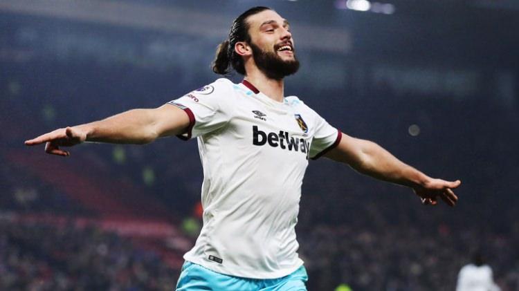 <p>28 yaşındaki Carrol, İngiltere Premier Lig'in en iyi futbolcularından biri olmayabilir ancak kariyeri süresince gerçekleştirdiği transferlerden banka hesabına hatrı sayılır miktarda para aktarmayı başardı.</p>

<p>Oyuncu şu andaki kulübü West Ham United'dan da haftada 90 bin pound maaş alıyor.</p>
