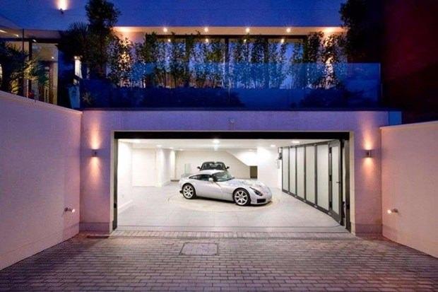 <p>Mesut Özil'in 35 milyon Euro (yaklaşık 141 milyon TL) değerindeki malikanesinde tam sekiz yatak odası, bir yüzme havuzu, güzellik salonu ve bir de sinema salonu var.</p>