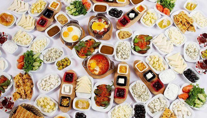 <p>Akşamları çok yemek yemeyin, hatta kahvaltılık ve aperatif gıdalar tüketin. </p>
