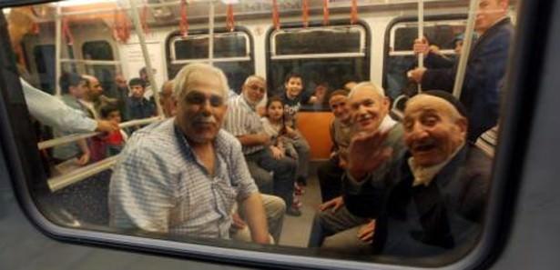 <p> Otogar-Bağcılar-Başakşehir-Olimpiyatköy Metro Hattı yolcu taşımaya başladı. Bağcılar’daki istasyonunun açılmasıyla metroya inen binlerce vatandaş, istasyonu heyecanla inceledi ve yanaşan metro trenini alkışlarla karşıladı.</p>