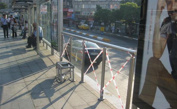  Vatandaşın cebinden çıkacak  Tramvay durklardaki cam korkulukları ve raklam panolarını parçalayan saldırganlar; trafik sinyallerini, güvenlik kameralarını ve “taşıt giremez” levhalarını çıkmayan sprey boya ile boyayarak kullanılamaz hale getirdi. İstasyon ve durakların duvarlarına küfür ve hakaretlerle dolu yazılar da yazan saldırganların neden olduğu maddi hasar ise yine vatandaşın cebinden çıkacak.
