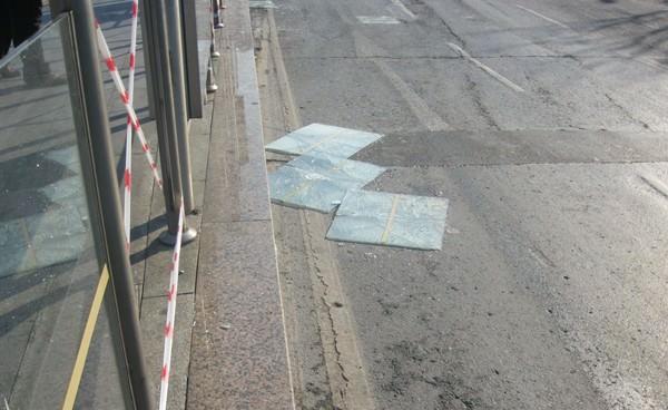 150’den fazla sefer iptal Bağcılar-Kabataş arasında sefer yapan tramvay hattı da saldırılarlardan fazlasıyla nasibini aldı. Hergün yüzbinlerce kişinin kullandığı hatta 150’den fazla sefer yapılamazken bazı duraklar kullanılamaz hale geldi. Tarihi yarımadadan geçen tramvay duraklarına saldıran göstericiler, sefer iptallerinin yanı sıra büyük maddi hasara da neden oldu.