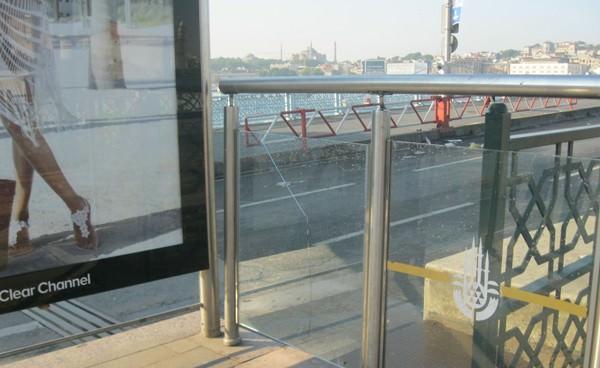 Engelli asansörünü de parçaladılar Taksim'de olaylardan engelli vatandaşlar da nasibini aldı. Taksim istasyonuna engellilerin erişimini sağlayan tek yol olan bir asansör geçtiğimiz günlerde göstericiler tarafından tahrip edilerek kullanılmaz hale getirilmişti. Asansörün üzerinde “Özürlü Asansörü/Disabled-Lift” yazması da eylemcileri durdurmaya yetmedi.
