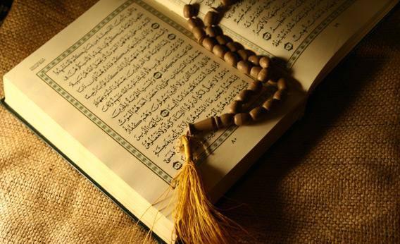 <p><strong>Mevlid Kandili'nde nasıl ibadet etmeliyiz, neler yapılmalıyız?<br />
<br />
Tövbe etmek: </strong>Bu mübarek gece kusur ve günahlarımızdan tövbe ve istiğfarda bulunmalıyız. En azından bir tesbih "Estağfirullah" demeliyiz. Diğer kutlu zamanlar gibi Mevlid gecesi de, özümüze dönerek gaflet içinde geçen günlerimizi sorgulama, unutarak ve bilmeyerek işlediğimiz hatalara tövbe edip bağışlanma dileme, kendimizi ve irademizi yenileme zamanıdır.<br />
</p>