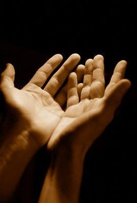 <p><strong>Kur'an-ı Kerîm okumak veya dinlemek:</strong> Böyle mübarek bir gecede yapacağımız ibadetlerin en önemlisi Kur'an-ı Kerim'i okumak, dinlemek ve anlamı üzerinde düşünmektir. </p>