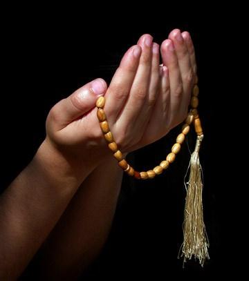 <p><strong>Namaz kılmak:</strong> Mevlid Gecesi ve gündüzündeki namazları cemaatle kılmaya son derece gayret göstermelidir. Kaza namazı bulunan kimseler, bu namazlarını kaza etmeye çalışmalıdırlar.</p>