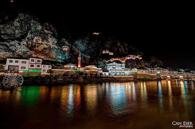 <p>Amasya: Kral mezarları ve Amasya'nın gece görünüşü. Fotoğraf, Can Eser</p>
<p> </p>