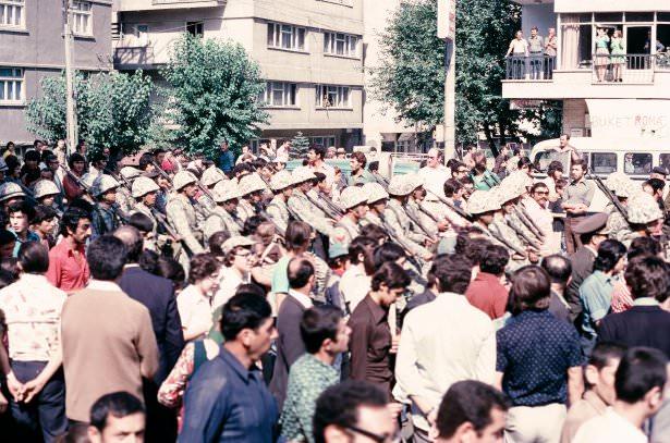 <p>30 Ağustos 1974; Ankara'da Halkımızın Bağrına Bastığı Gaziler Bölüğü</p>

<p> </p>
