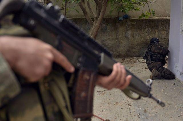 <p>Vali Koçak, ayrıca operasyonlarda yaralanan ve Nusaybin Devlet Hastanesi'nde tedavi gören güvenlik güçlerine geçmiş olsun ziyareti yaptı. AA</p>
<p> </p>
