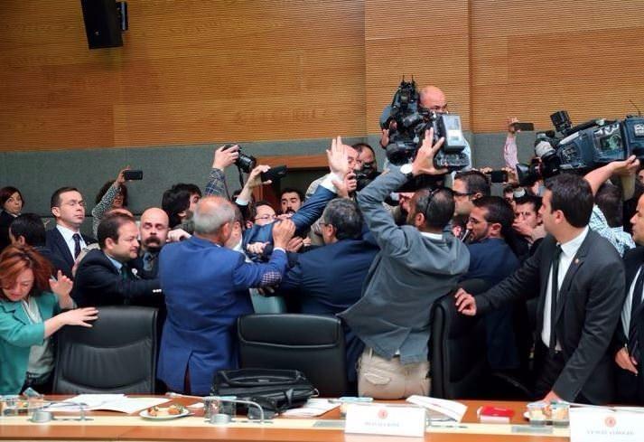 <p>AK Parti İstanbul Milletvekili Mustafa Şentop başkanlığında toplanan Komisyon, AK Parti'li 316 milletvekilinin imzasını taşıyan Türkiye Cumhuriyeti Anayasası'nda Değişiklik Yapılmasına Dair Kanun Teklifi'ni ele alacak.</p>

<p> </p>
