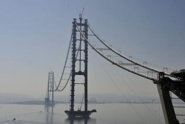 <p>İstanbul ile İzmir arasındaki ulaşım süresini 9 saatten 3,5 saate indirecek Gebze-Orhangazi-İzmir Otoyolu Projesi'nin en büyük ayağını oluşturan İzmit Körfez Geçişi Asma Köprüsü'ndeki çalışmalar, Anadolu Ajansı (AA) ekibi tarafından kulelerin en yüksek noktasına çıkılarak görüntülendi.</p>
<p> </p>