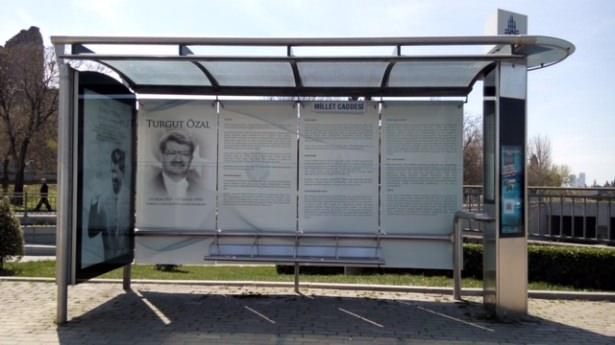<div>TURGUT ÖZAL</div>
<div> </div>
<p>Topluma mal olmuş kişilerin anısına tasarlanan "Vefa Durakları Projesi" kapsamında hazırlanan özel görseller Proje kapsamında ilk olarak İstiklal Marşı'nın şairi Mehmet Akif Ersoy için özel durak tasarlanmıştı. Barış Manço, Prof. Dr. Necmettin Erbakan, Muhsin Yazıcıoğlu, Kayahan, Turgut Özal ve Zeki Alasya gibi isimler anısına özel duraklar yapıldı.</p>
