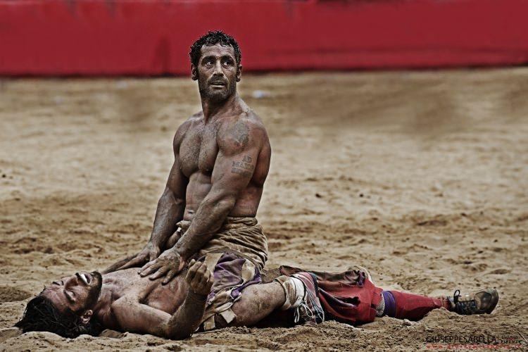 <p>Diğer futbolcular kıyasıya mücadele ederken sağlık ekipleri sahaya girip sakatlanan futbolcunun tedavisini yapıyor.</p>