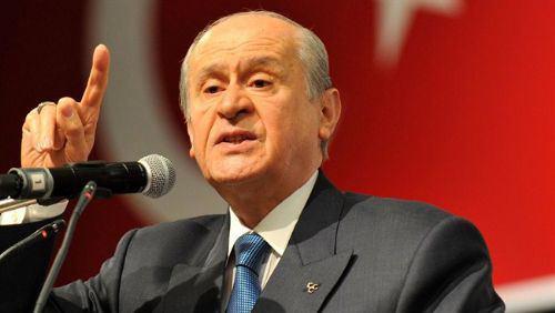 <p>MHP Genel Başkanı Devlet Bahçeli, Başbakan Recep Tayyip Erdoğan'ın zora girdiğinde iki şey yaptığını söyleyerek, "Ya ağlamak için bahane bulmakta ya da sanal anketlerle algıları yönlendirmeye çalışmaktadır" dedi</p>