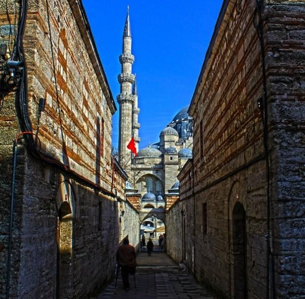 <p><strong>Süleymaniye</strong><br />
Kanuni Sultan Süleyman tarafından Mimar Sinan’a yaptırılan Süleymaniye Camii’nin bulunduğu bölge, sizlere İstanbul’a tepeden bakma fırsatı sunuyor. Kuru fasulyesiyle meşhur Süleymaniye semti, çevresindeki mekanlarla iftar ve sahura özel kampanyaları uygun fiyata müşterilerine sunuyor.</p>
