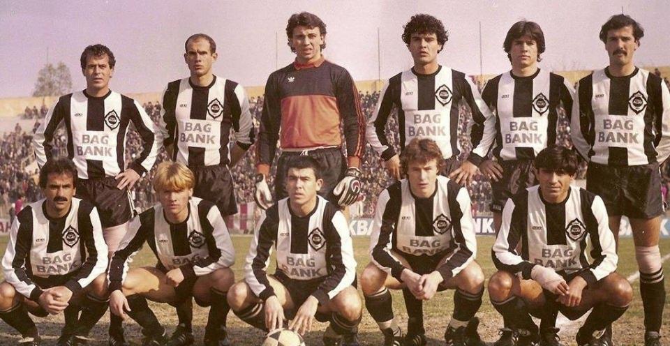 <p><strong>Altay (1982-1983)</strong></p>

<p>1982-1983 sezonunda 18.sırayı alarak Türkiye 1.Ligi’ne veda eden Altay. İzmir ekibinin teknik direktörlüğünü Necdet Niş, Boris Marovic, Candan Tarhan ve son olarak da Doğan Akı yaptı.</p>

<p>Soldan sağa</p>

<p>Ayaktakiler: Mustafa Denizli, Zafer Bilgetay, Can Barhan, Önder Bilgin, Hakan Kutucuoğlu, Ergun Ortakçı.</p>

<p>Oturanlar: Akif Başaran, Turgut Uçar, Bilal Yaşar, Erdi Demir, Sabahattin Erbuğa.</p>

