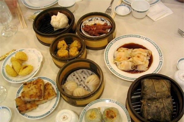 <p><strong>Çin</strong><br />
Geleneksel kahvaltı çeşitli şekillerde hazırlanmış küçük tabaklar ve bölgelere göre değişkenlik gösterir.</p>
