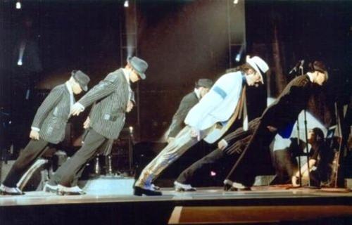<p>Michael Jackson'ın meşhur dans figürünü nasıl yaptığı hala merak ediliyor, işte cevabı...</p>
